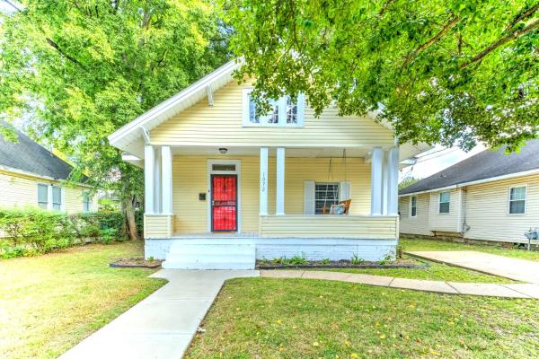 På billedet ses objektet Spacious 3BR Midtown Home - Sleeps 7 - Walkable to Dining & Attractions - Easy Access to Downtown beliggende i byen Memphis.