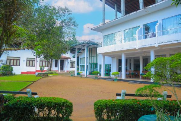 写真にはBulatsinhala市にあるWijaya Holiday Resortが写っています。
