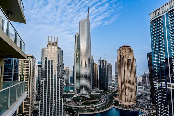 På billedet ses objektet Escape24 Luxury 2BR with Large Balcony and Lake Views beliggende i byen Dubai.