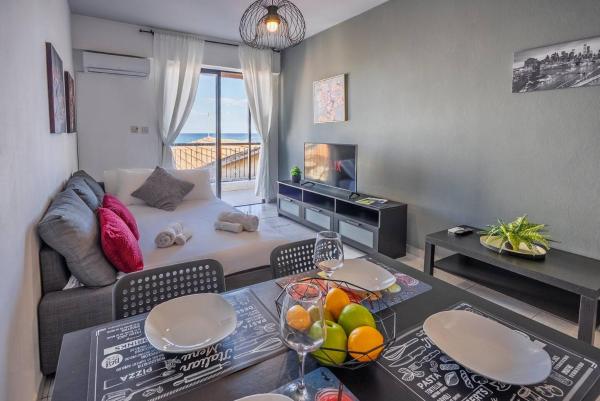 Anteia's Seaview Suite Just Steps From Finikoudes Beach Larnaca - Larnaca