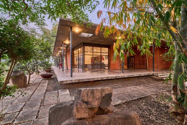 写真にはVasāli市にあるSaffronStays Zen, Igatpuri - lake-view villa with indoor and outdoor gamesが写っています。