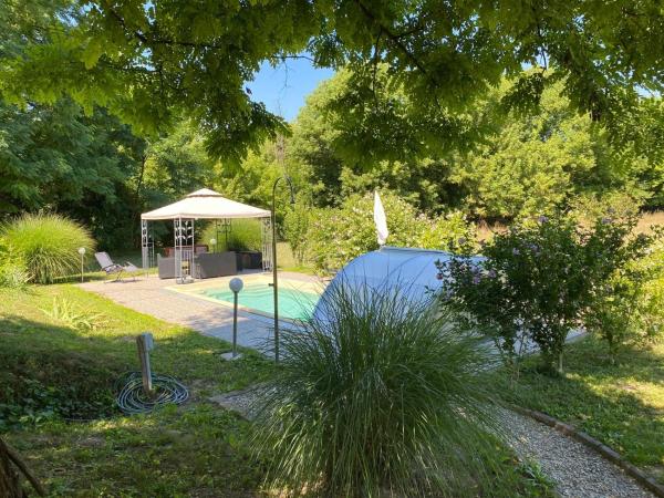 写真にはDöbrököz Vasútállomás市にあるFerienhaus Waldhofが写っています。