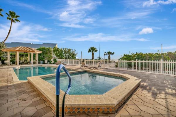 Beachfront With Private Balcony Heated Pool And Spa - Holmes Beach, FL