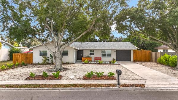 Modern 3 Bed House - Minutes To Downtown & Siesta Key - Pet Friendly