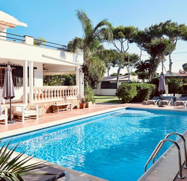 A la foto es mostra l'objecte Villa Tesoro, Port Adriano, Sunny South West, Close to Beach, Large Pool, Tennis Court situat a la ciutat de El Toro.