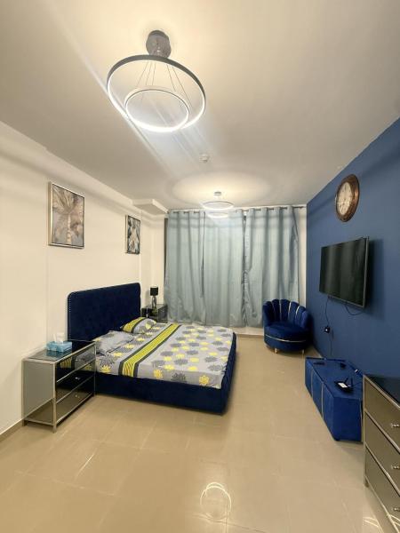 A la foto es mostra l'objecte Cozy Studio Apartment in JCV situat a la ciutat de Dubai.