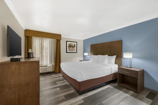 Na fotografii je vidět objekt Best Western Airport Albuquerque InnSuites Hotel & Suites nacházející se ve městě Albuquerque.