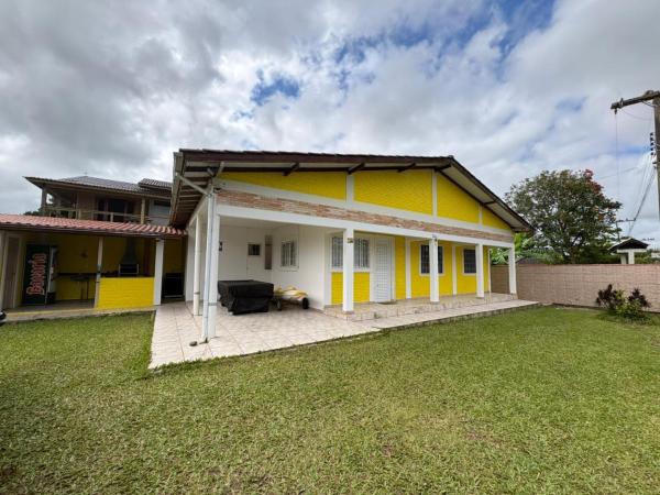 Na fotografii je vidět objekt Casa amarela na lagoa de Ibiraquera nacházející se ve městě Imbituba.