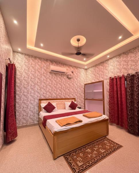 Auf dem Foto ist das Objekt Hotel Vijay Palace- Near Ram Mandir Ayodhya in der Stadt Ayodhya zu sehen.