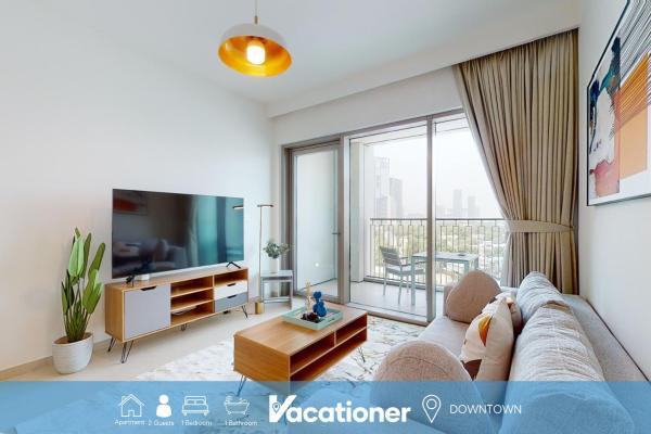 Na fotografii je vidět objekt Vacationer Holiday Homes l 1 Bedroom Apartment l Close to Burj Khalifa l Pool Access & Free Wi-Fi nacházející se ve městě Dubaj.