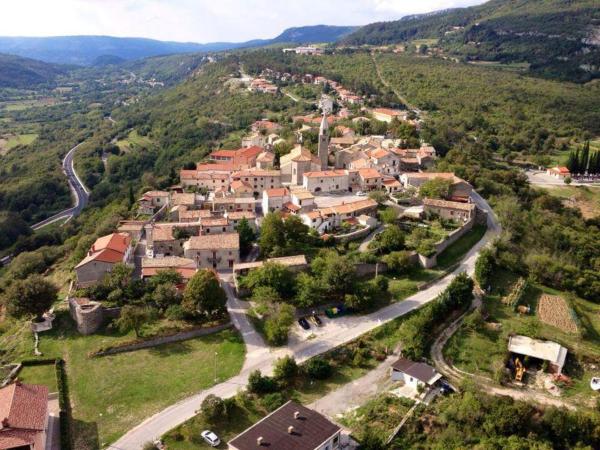 A la foto es mostra l'objecte Apartment Nemarnik situat a la ciutat de Roč.
