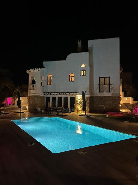 Fotografie 4: Villa with HEATED Pool and Amazing Mountain and Sea Views No Young Groups Allowed