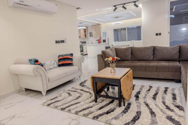 Stylish Top Floor Apt With City View & Parking - Riad