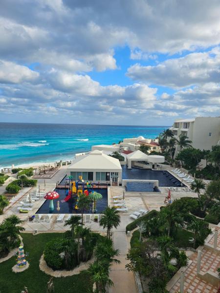 Departamento con balcón y vista al mar ideal para estadías largas en Cancún, Cancún