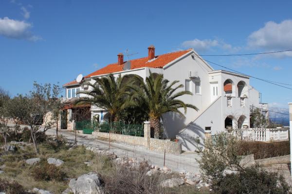 Apartments With Parking Space Supetar, Brac - 7535 - Sutivan