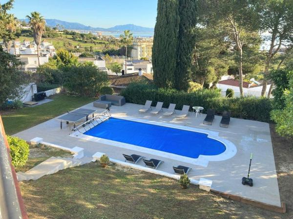 Na fotografii je vidět objekt 5 Bedroom Villa with HEATED Pool with breath-taking Sea Views, Walking distances to Shops Restaurants Beach nacházející se ve městě Manilva.