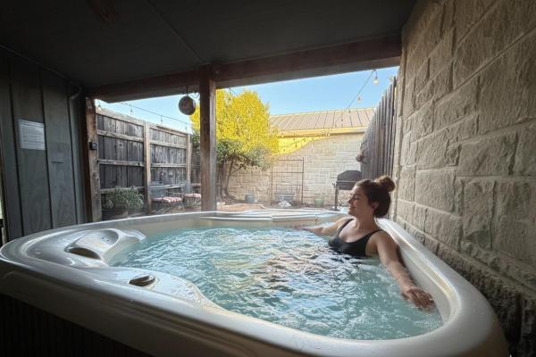 Champagne Station Hot Tub & Pickleball Court - Luckenbach, TX