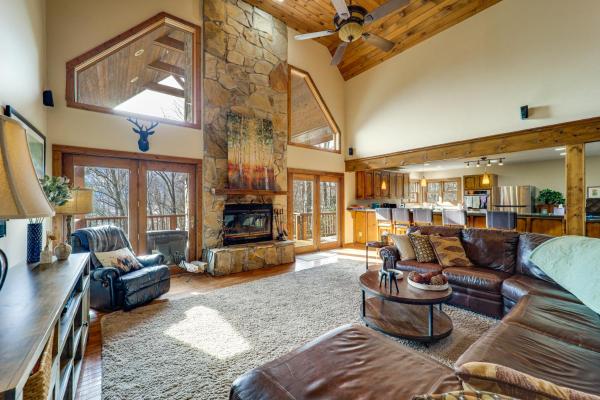 Mtn-view Deck, Game Room! Spacious Elk Park Lodge - Roan Mountain, TN