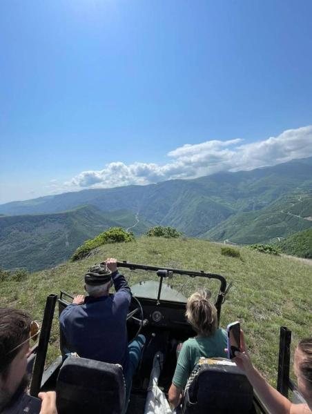 A la foto es mostra l'objecte Saro B&B and Extreme Safari Tours situat a la ciutat de Tatev.
