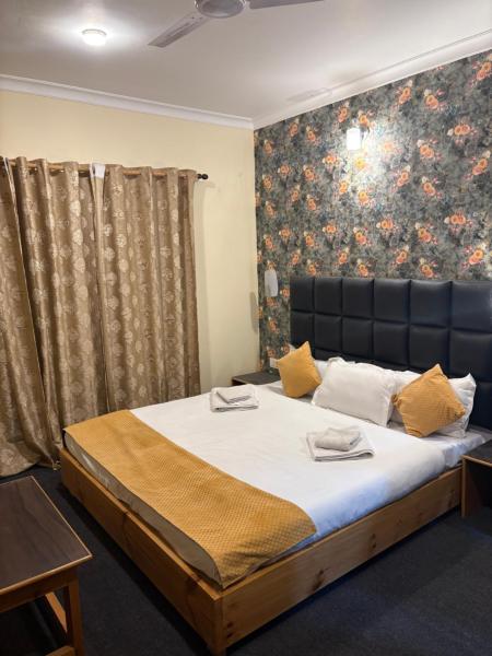 A la foto es mostra l'objecte Kashmir Holiday Lodge situat a la ciutat de Srinagar.