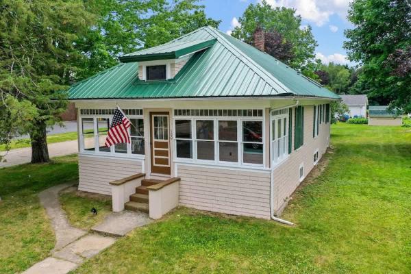 Downtown Gillett Bungalow, Fireplace, 3b, Historic - Wisconsin