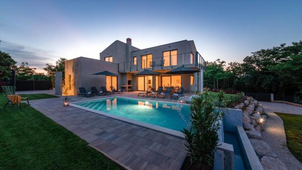 Na zdjęciu widoczny jest obiekt Beautiful villa Perlin with pool in Visnjan położony w mieście Kolumbera.