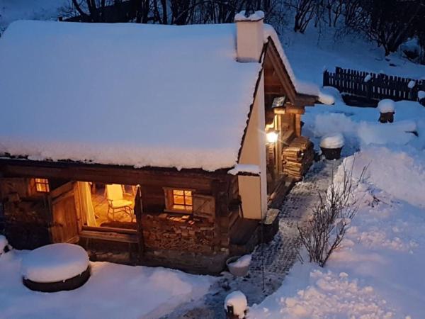 Nella foto è visibile l'oggetto Holiday Home Romantikhütte by Interhome situato nella città di Flattach.
