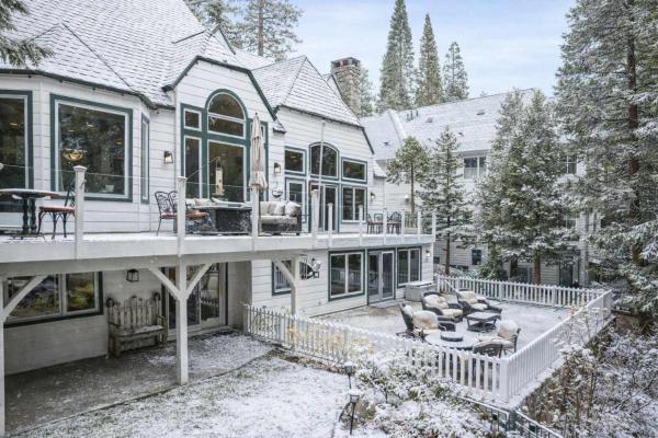 Navigate Stays Best Dressed Lakefront Home - San Bernardino, CA