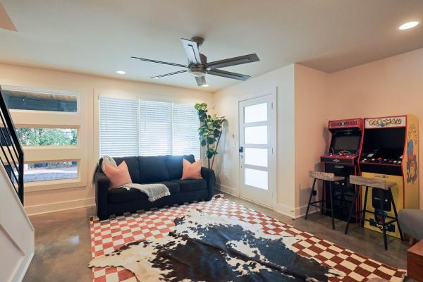 Luxury East Nashville Townhome | Walk To Five Points | Dual King Suites & Arcade Room - Hendersonville, TN