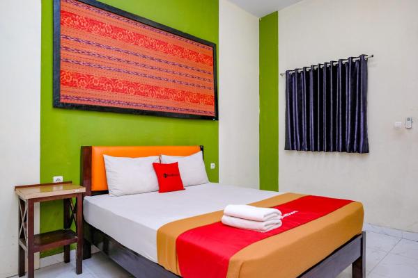 Nella foto è visibile l'oggetto RedDoorz at Flory Hotel Jalan Ringroad Selatan situato nella città di Timuran.