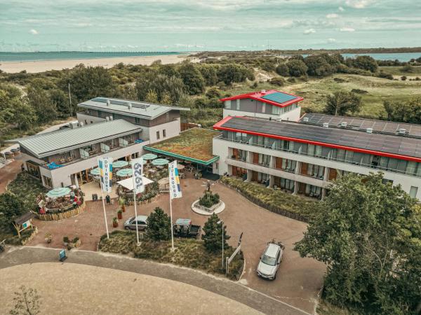 The photo shows the Strandhotel Duinoord located in the city of Vrouwenpolder.
