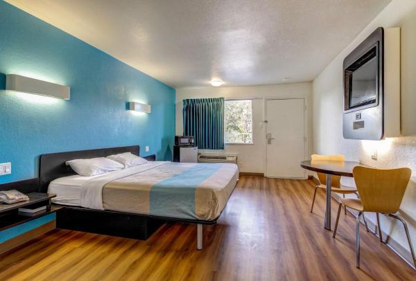 Na fotografii je vidět objekt Motel 6 Waco - Lacy Lakeview nacházející se ve městě Bellmead.