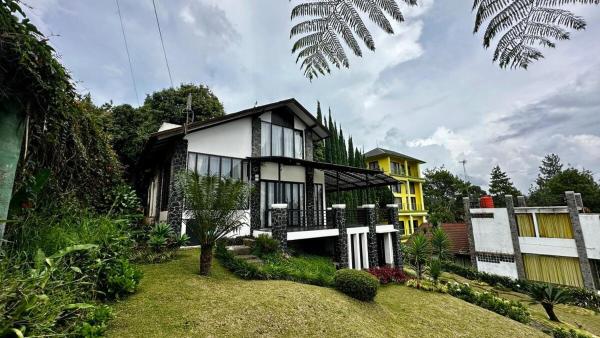 X7 Villa 8 People Istana Bunga Lembang By Yourhome - Ciater