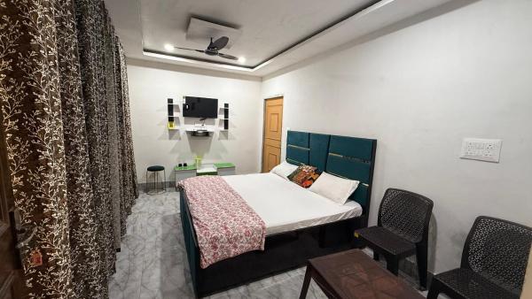 A la foto es mostra l'objecte Sneham home stay situat a la ciutat de Vrindāvan.