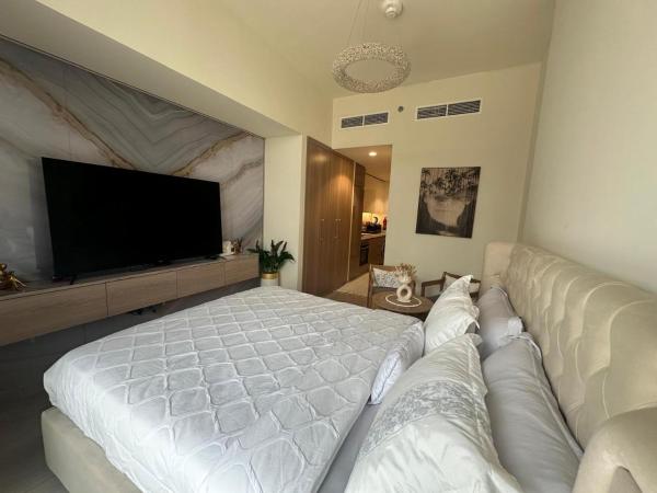 照片显示了位于Istayhah市的Azizi Riviera New Apartment物件。
