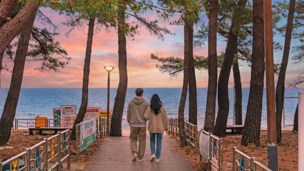 A la foto es mostra l'objecte Gangneng badapunggeong Pension situat a la ciutat de Kosŏng-dong.