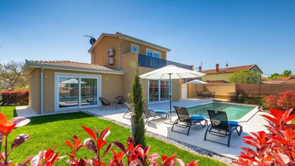 Beautiful Villa Onit With Outdoor Pool In Vizinada - Montona