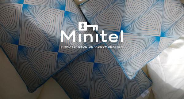 A la foto es mostra l'objecte Minitel situat a la ciutat de Berlín.