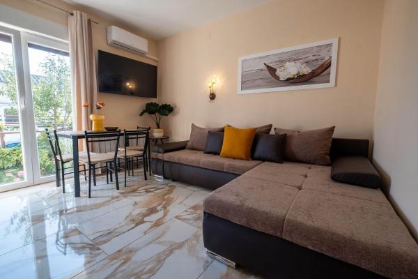 Lichtdurchflutetes Und Zentrumsnahes Apartment Mit Privatparkplatz - Klenovica