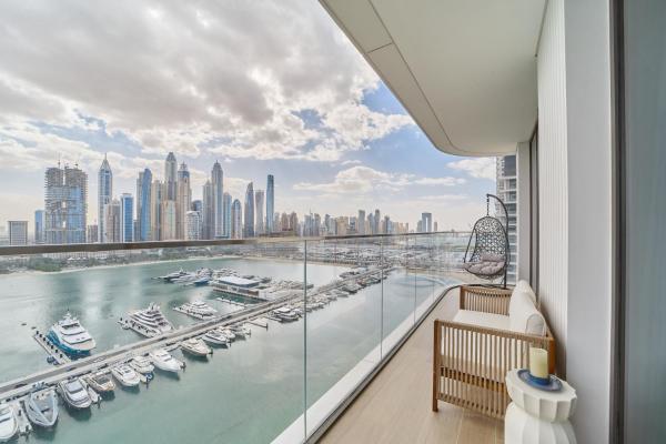På billedet ses objektet Elegant Beachfront 2BR at Palace Beach Residence beliggende i byen Dubai.