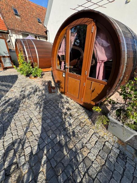 Na foto é possível ver o objeto Schlafen im Weinfass localizado na cidade de Ipsheim.