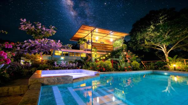 På bilden syns objektet Bus Glamping near La Fortuna with Private Jacuzzi & Breakfast som ligger i staden Castro.