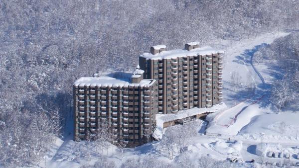 Na fotografii je vidět objekt One Niseko Resort Towers nacházející se ve městě Iwanai.
