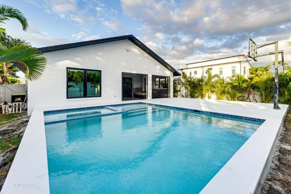 1 Mi To Beach! Modern Tropical Retreat In Naples - Naples, FL