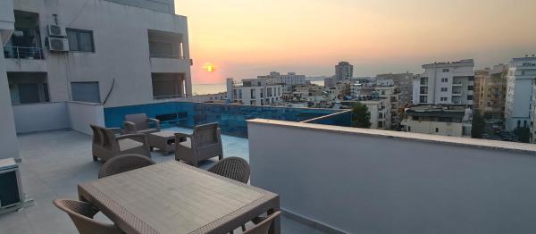 A la foto es mostra l'objecte Penthouse avec Rooftop 2 chambres Vue Mer Colline derrière Praia Grande à 100 m de la Plage situat a la ciutat de Draç.