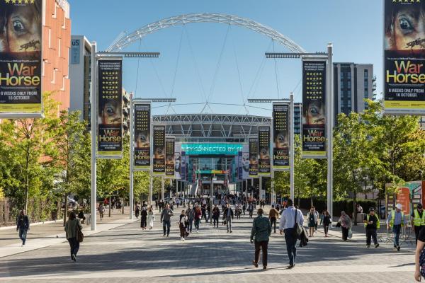 Wembley Stadium Luxury Apartment Minutes Away - Balcony Views, Netflix, Pool & Ping Pong - Sleeps 9 - 特威克納姆