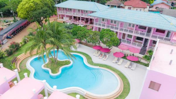 Auf dem Foto ist das Objekt บ้านพวงชมพูเกาะล้าน in der Stadt Koh Larn zu sehen.