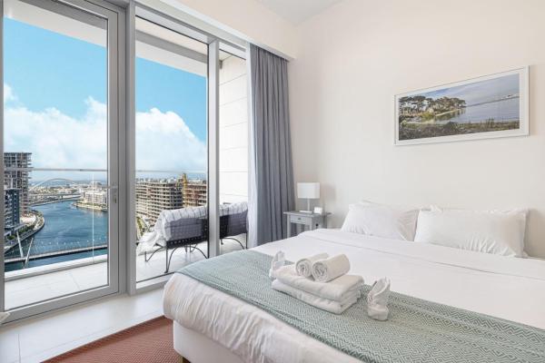På billedet ses objektet Canal Front Luxe, Elegant 2BR with Water Views beliggende i byen Dubai.