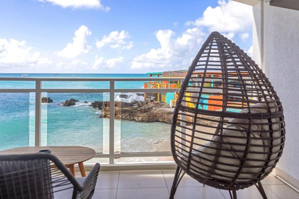 Maho Beach 1BR Getaway with Beach Access, Maho Reef
