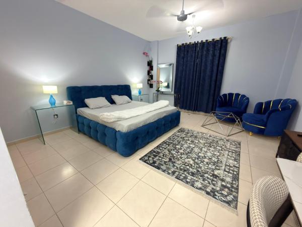 写真にはWarīsān市にあるspacious fully furnished studio apartment in Emirates clusterが写っています。